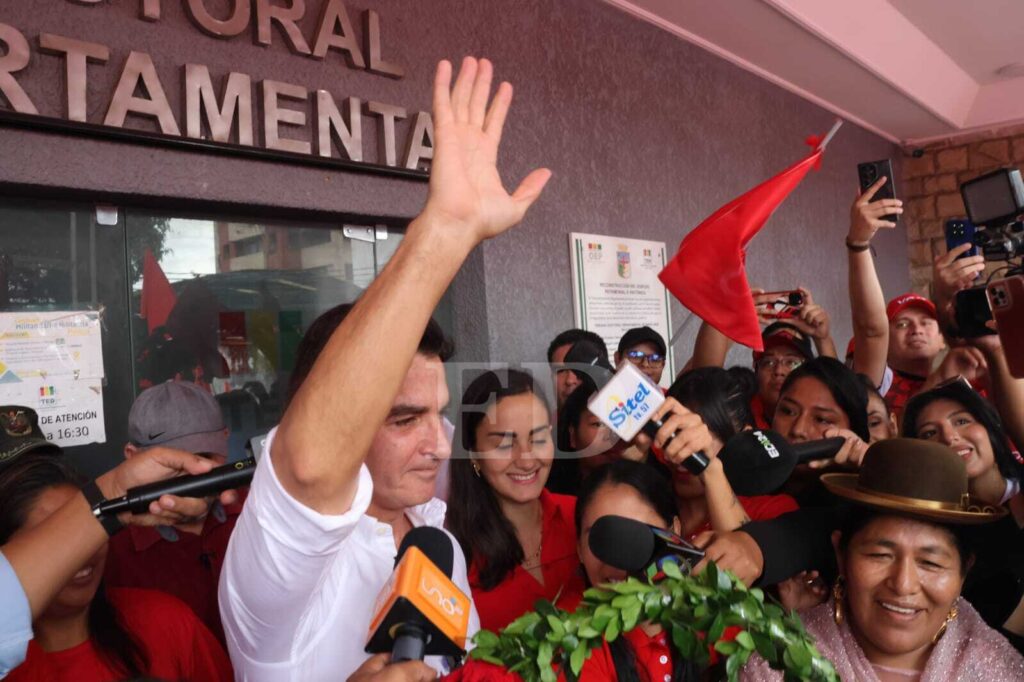 "Mamen" Saavedra llega al TED de Santa Cruz para inscribir su candidatura para la alcaldía cruceña. / Foto: El Deber.