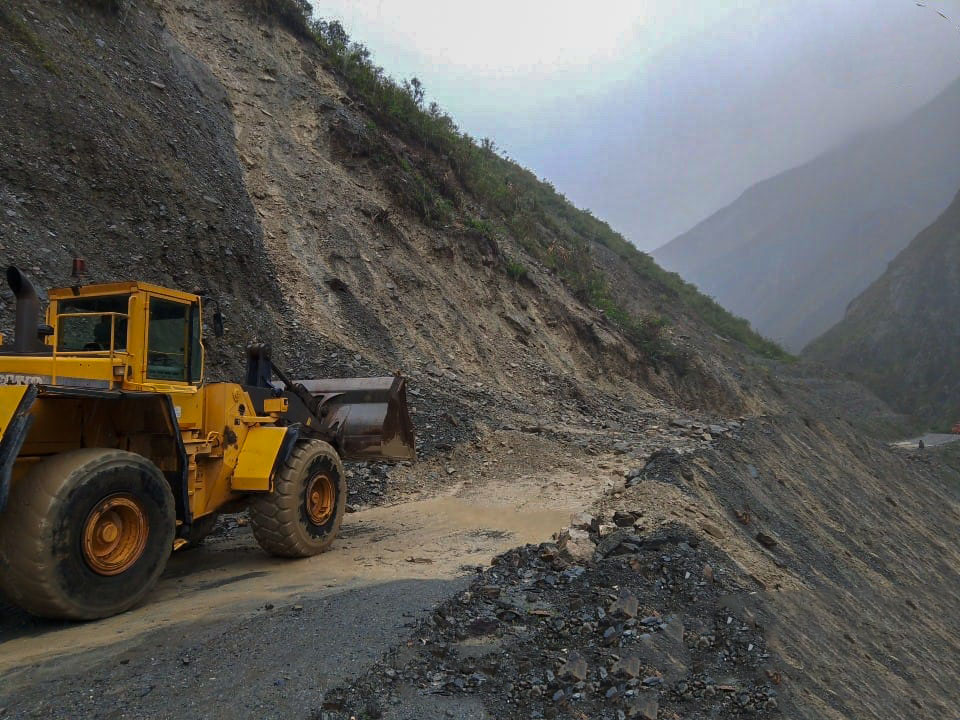 Maquinaria opera en una carretera en la cual se registró un derrumbe. / Foto: ABC.