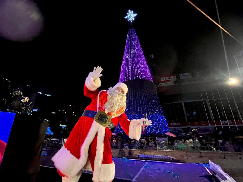 Papa Noel posa frente al árbol de Navidad en la plaza Tejada Sorzano de La Paz. / Foto: GAMLP.