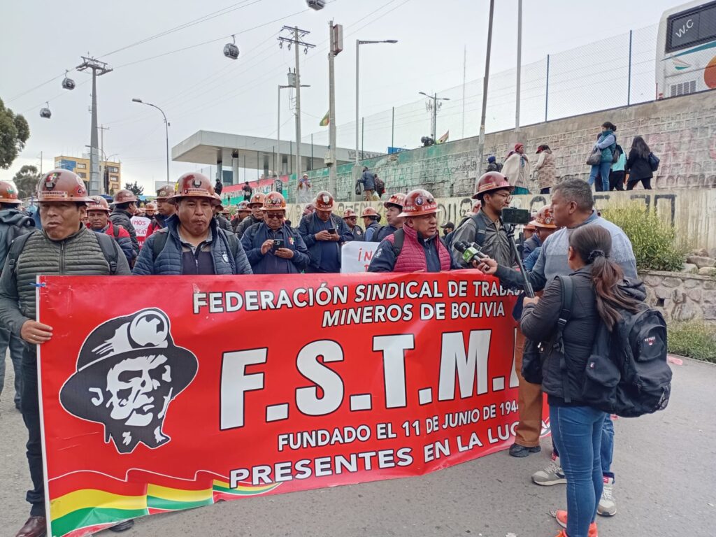 Parte de la movilización de los mineros asalariados. / Foto: FSTMB.