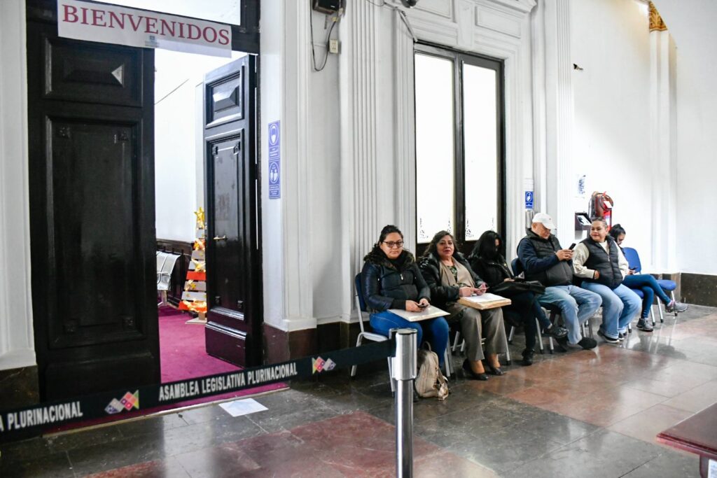 Parte de los postulantes a vocales del TSE que presentaron sus documentos. Foto Senado.