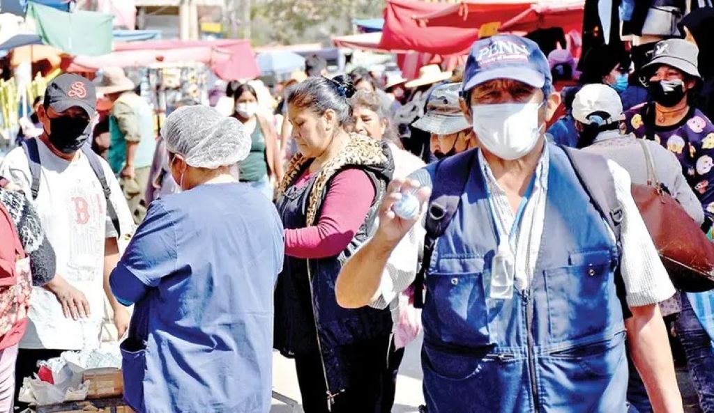 Personas usan barbijo en el mercado La Pampa, de Cochabamba. Fue en 2022. / Foto: Opinión.
