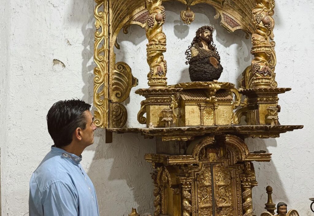Rodrigo Paz frente al altar de la capilla de El Picacho.