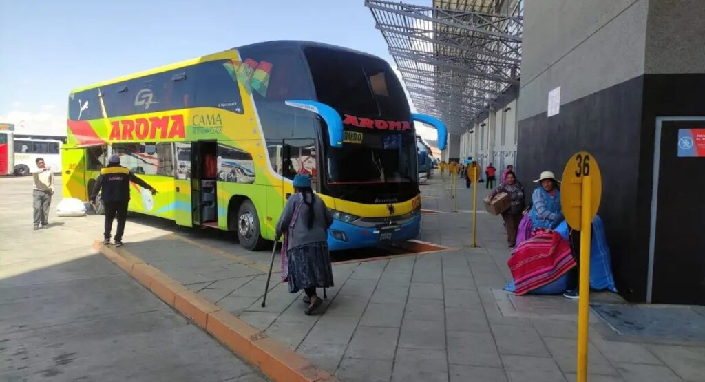 Un bus en la terminal de El Alto. / Foto: ABI