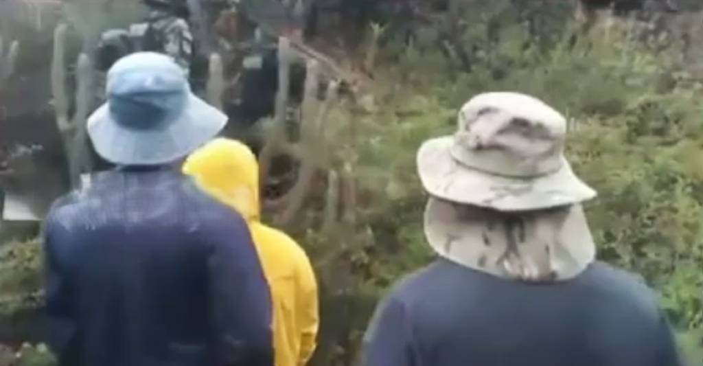 Una parte de las personas que supuestamente amenazó a los policías en Cotapachi. Foto No Mentirás.