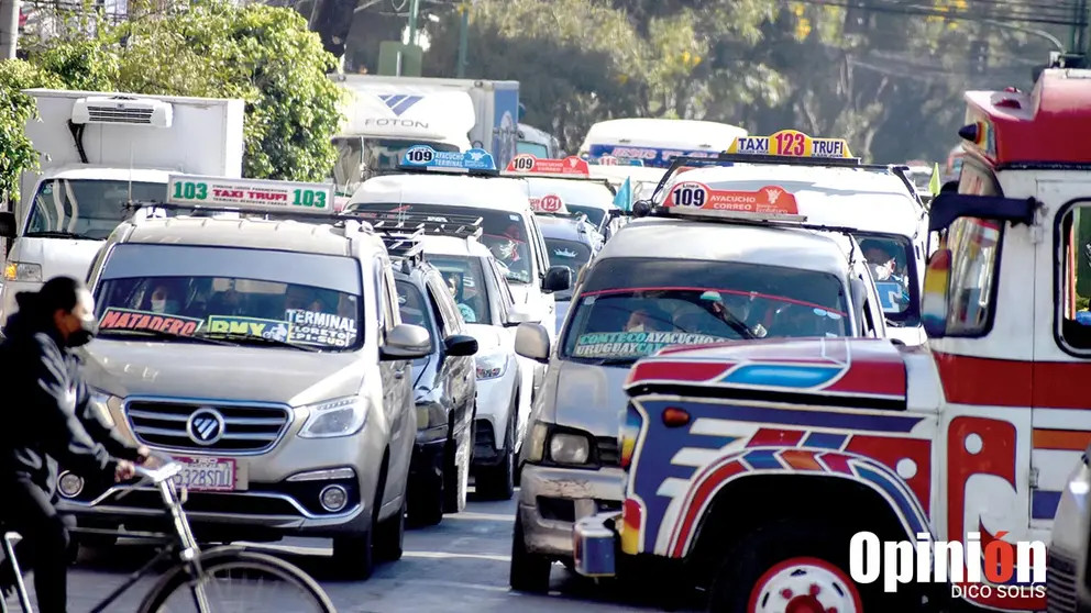 Vehículos de transporte público, en Cochabamba. / Foto: DICO SOLÍS