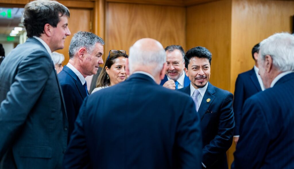 Al centro, el canciller de Bolivia, Fernando Aramayo, conversa con los diplomáticos chilenos. / Foto: Cancillería de Bolivia.