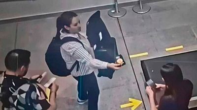 Así llegó la exdiputada Laura Rojas a Viru Viru. / Foto: Visor.