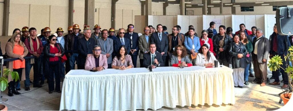 Autoridades del Gobierno y representantes de sectores en la inauguración de las mesas técnicas por el DS 5503. / Foto: MPD.