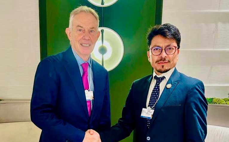 Tony Blair junto al canciller Fernando Aramayo en Davos. / Foto: Cancillería.