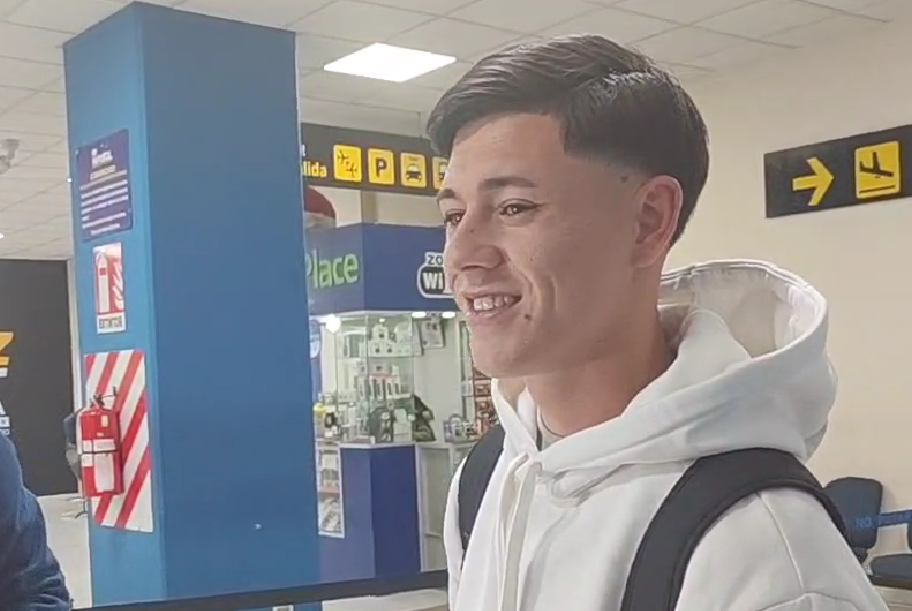 Máximo Mamani a su llegada al aeropuerto de El Alto. / Foto RRSS