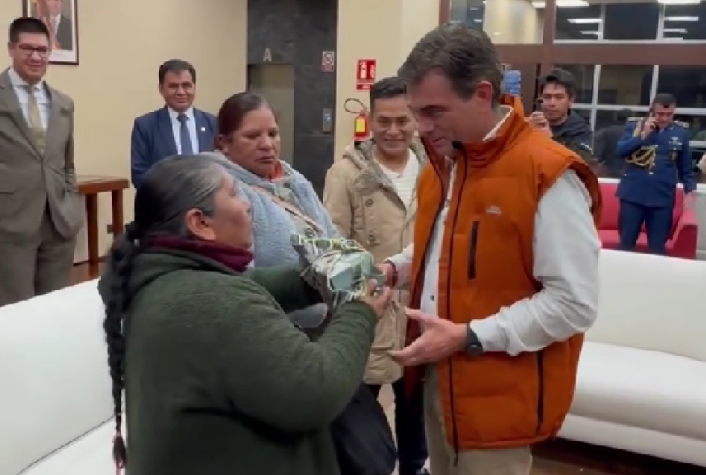 El presidente Rodrigo Paz saluda a una de las artesanas de la Feria de la Alasita. / Foto: Captura de video.