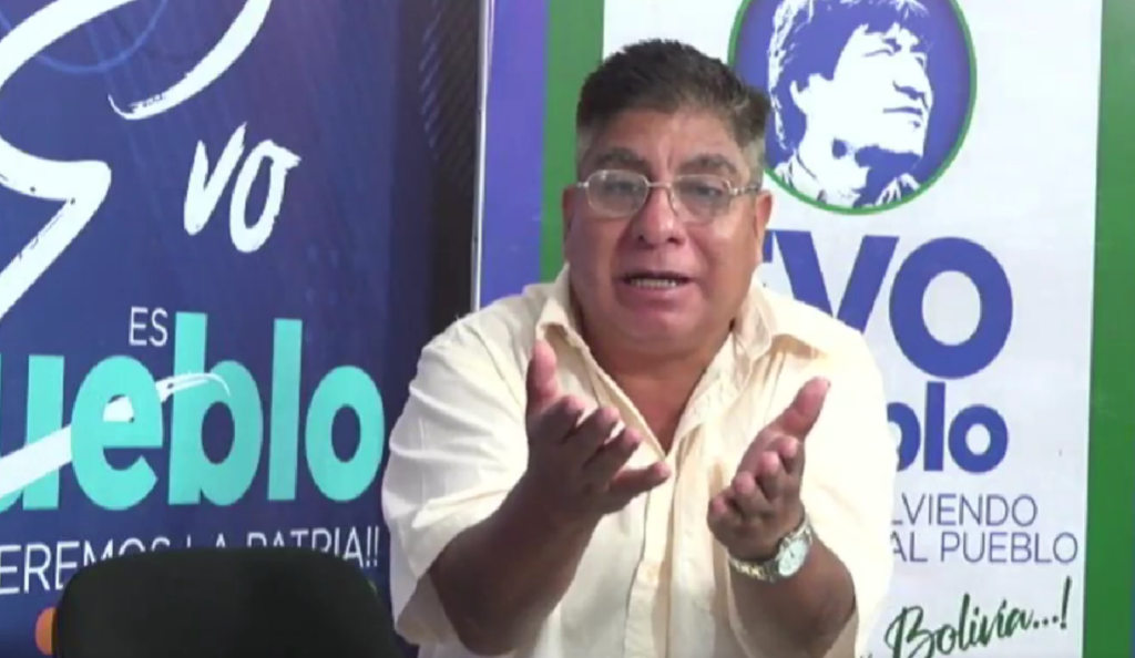 El director de radio Kawsachun Coca presenta el programa sin Evo.