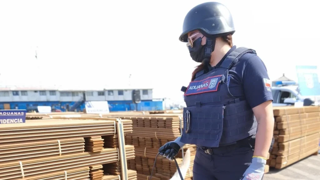 El cargamento de madera impregnada con droga era proveniente de Bolivia. / Foto: Aduanas de Chile.