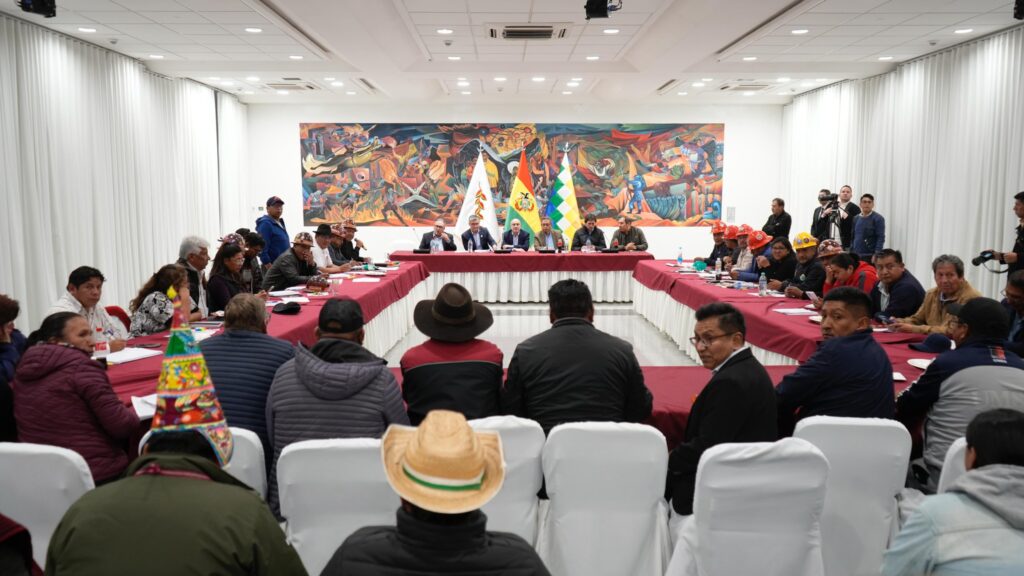 El diálogo entre el Gobierno y la Central Obrera Boliviana (COB). / Foto: Gobierno.