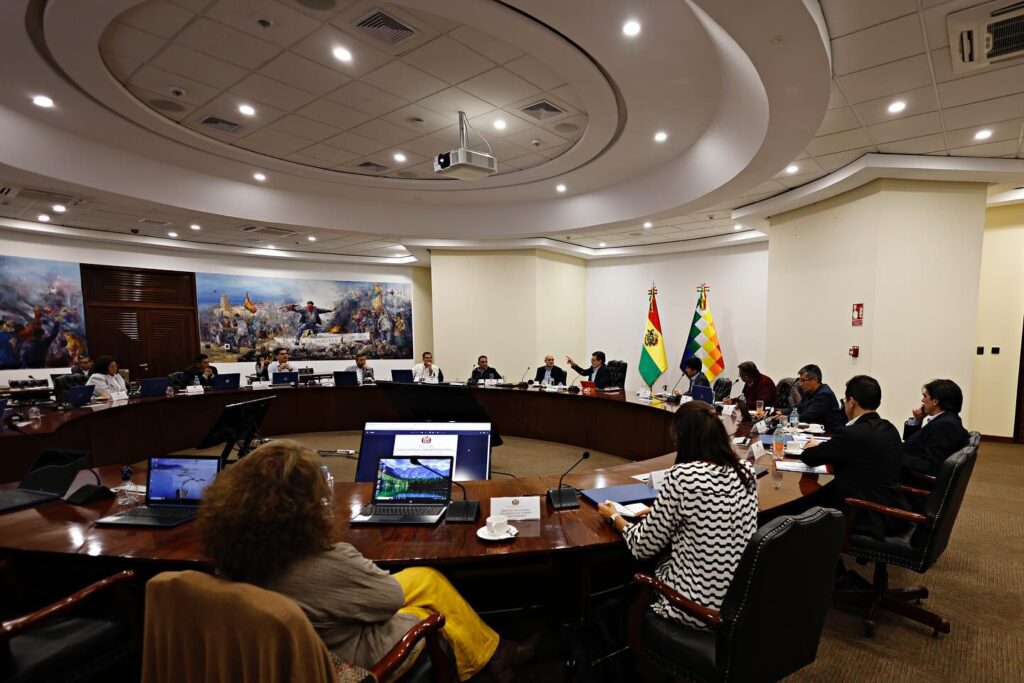 El gabinete de ministros en una reunión con el presidente Rodrigo Paz. / Foto: Presidencia.