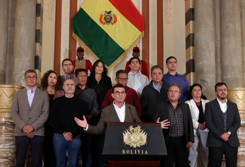 El presidente de Bolivia, Rodrigo Paz, brinda un mensaje sobre la abrogación. / Foto: Presidencia.