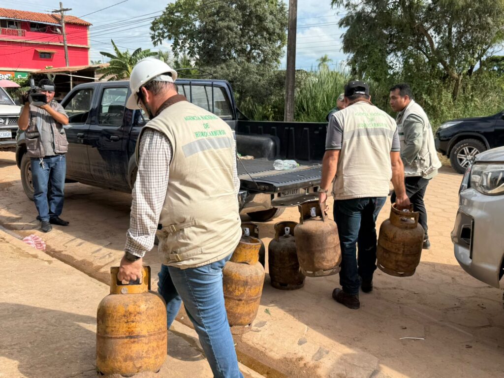 Funcionarios de la ANH retiran garrafas de un negocio que acopiaba GLP en Trinidad. / Foto: ANH.