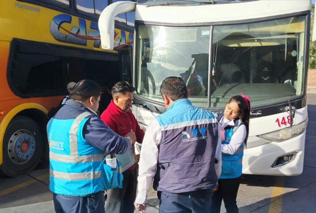 Funcionarios de la ATT en una de las terminales de buses. / Foto: ATT