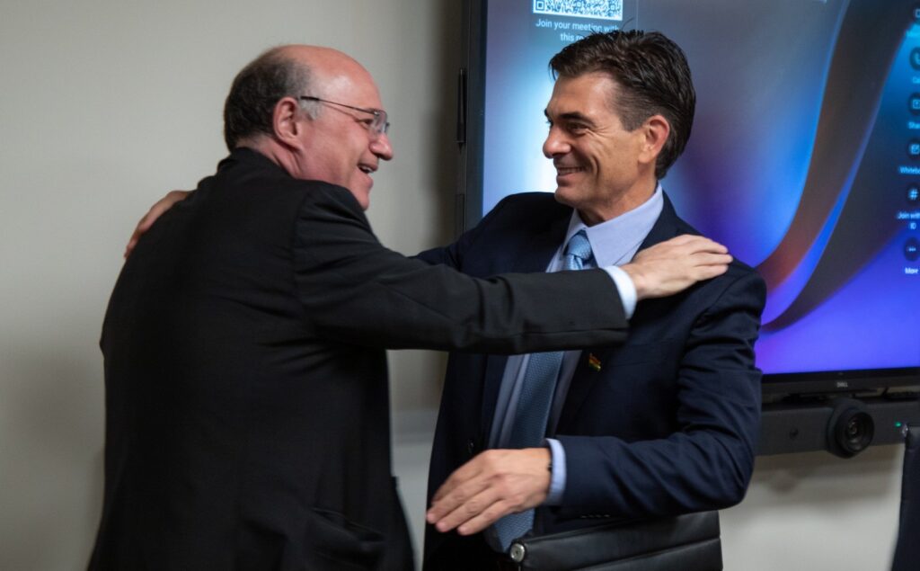Ilan Goldfajn, presidente del BID, saluda a Rodrigo Paz, mandatario de Bolivia. / Foto: X de IG