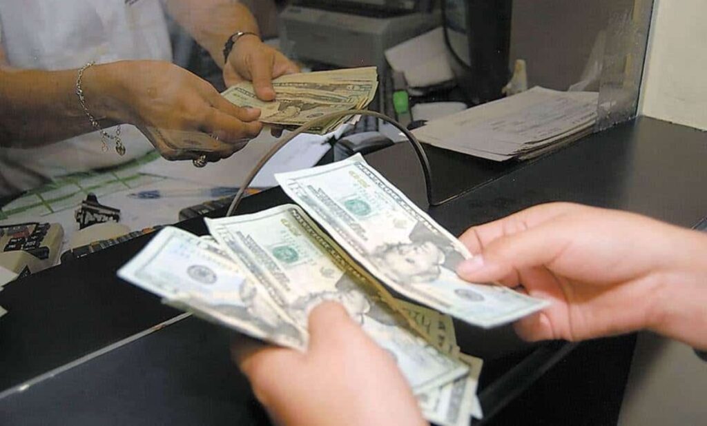 Imagen referencial de una transacción en dólares. / Foto: Curadas.