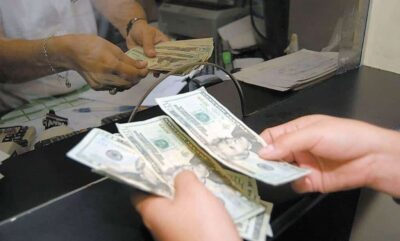 Imagen referencial de una transacción en dólares. / Foto: Curadas.