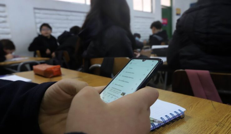 Imagen referencial del uso de celulares en escuelas. / Foto: CNN.