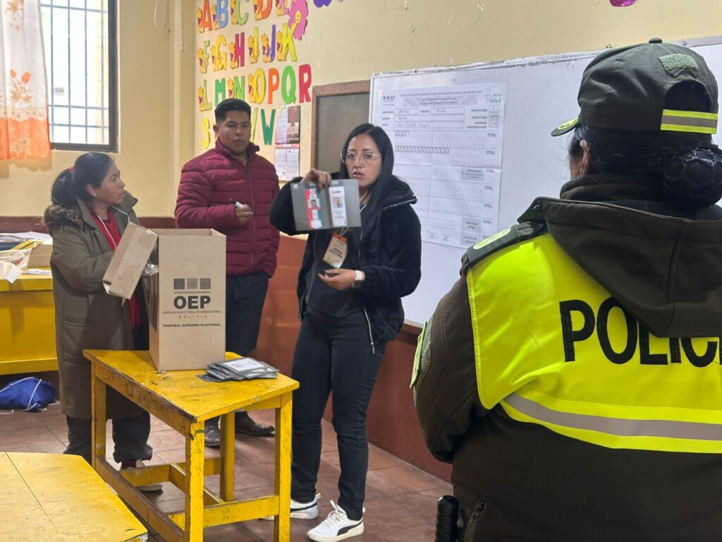 La votación en la segunda vuelta presidencial de 2025. / Foto: TED de Oruro.