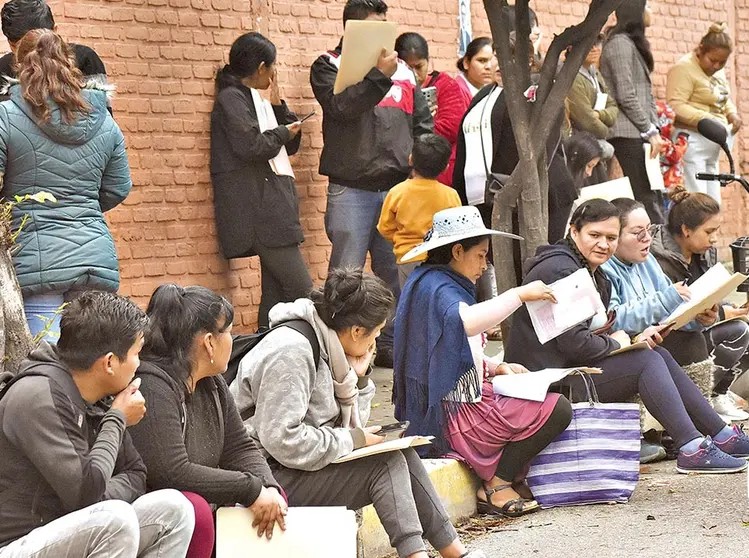 Padres forman filas para la inscripción escolar en Cochabamba. / Foto. Opinión.