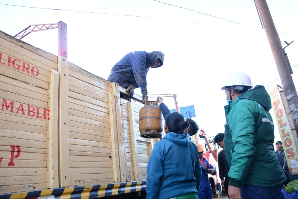 Personeros de la ANH vigilan la venta de GLP. / Foto: ANH.