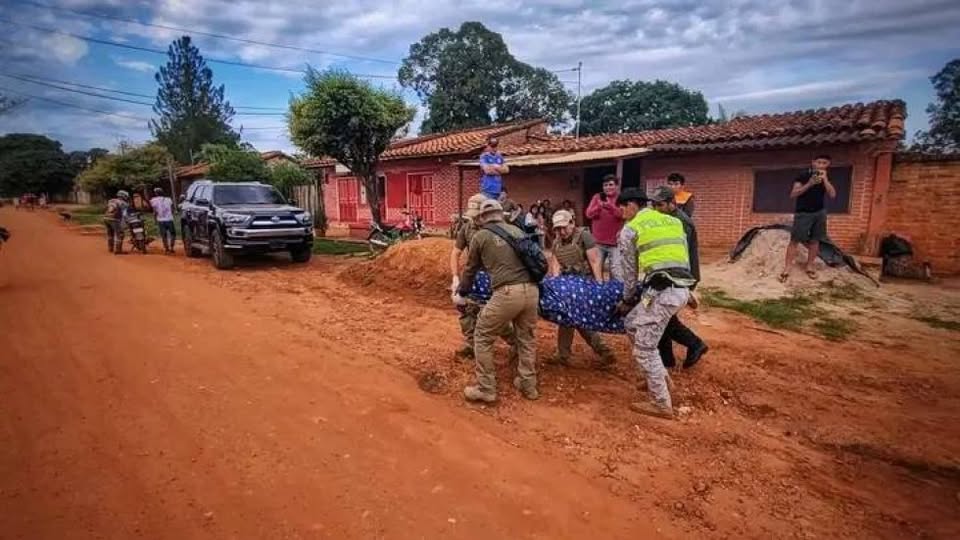 Policías retiran el cuerpo de la persona que fue asesinada en San Ignacio de Velasco. / Foto: SC Time.