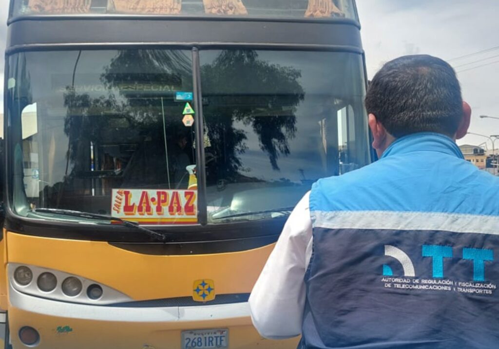 Un funcionario de la ATT inspecciona la salida de un bus de la terminal de Cochabamba. / Foto: ATT.