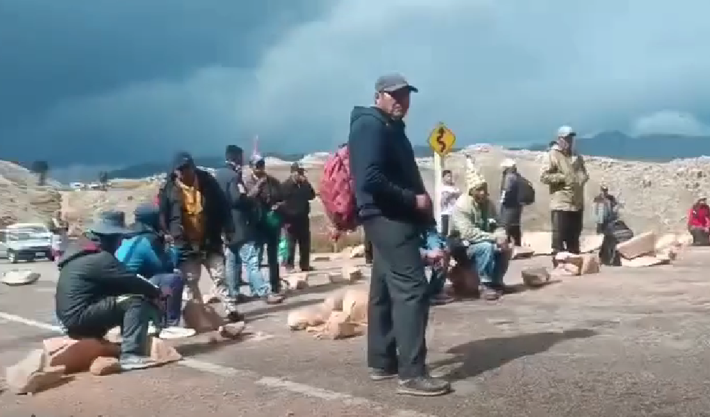 Un punto de bloqueo en Chayanta, Potosí. / Foto: Captura de video.