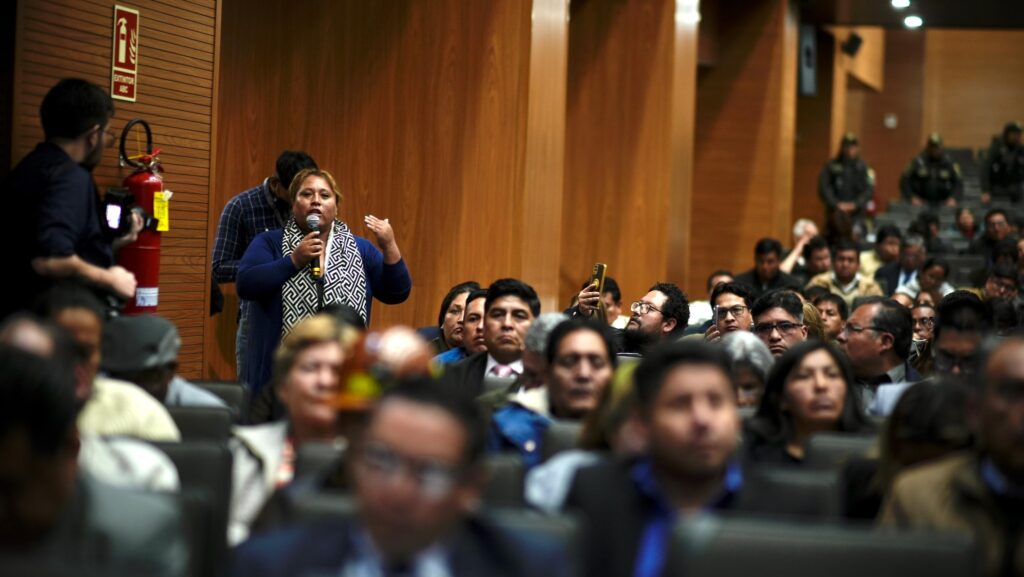 Una mujer interviene en el diálogo sobre el DS 5503. / Foto: Presidencia.