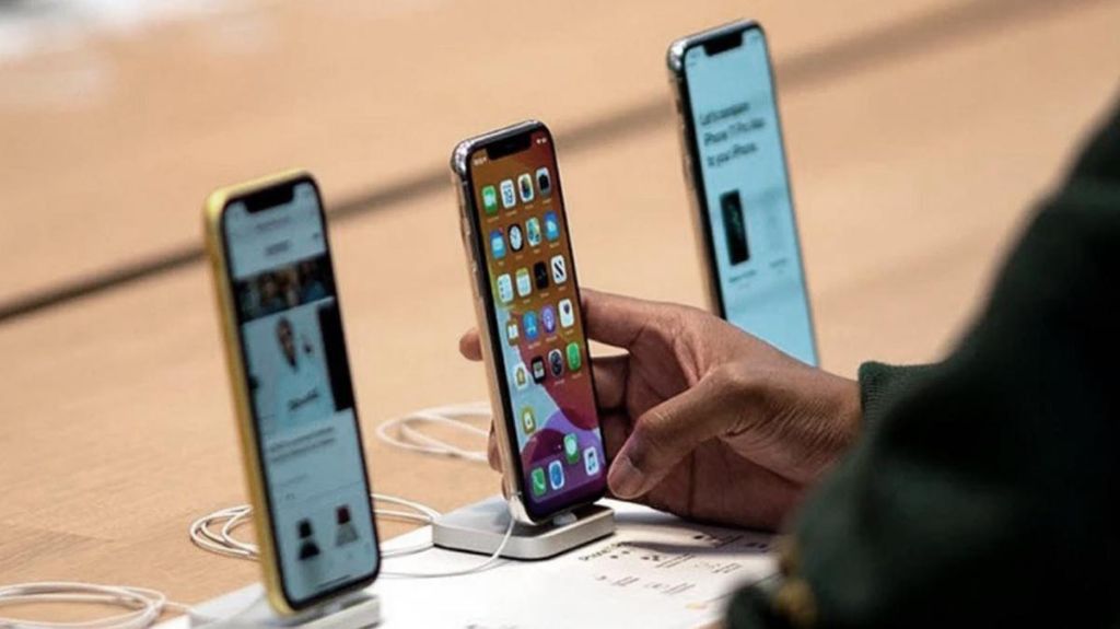 Una persona revisa un celular. / Foto: Tribuna.