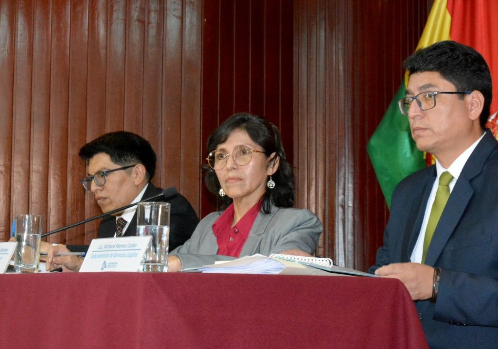 Al centro, la nueva contralora general del Estado, Sandra Quiroga. / Foto: CGE.