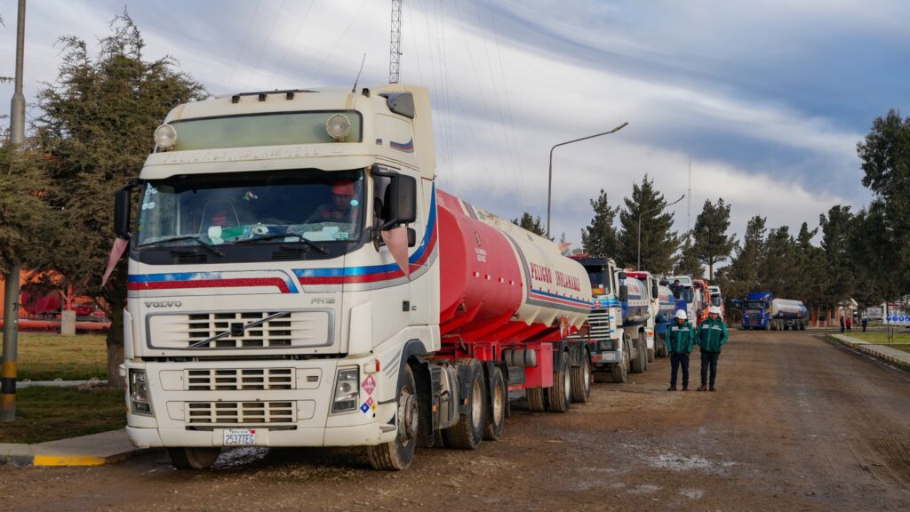 Cisternas en una planta de YPFB. / Foto: YPFB.