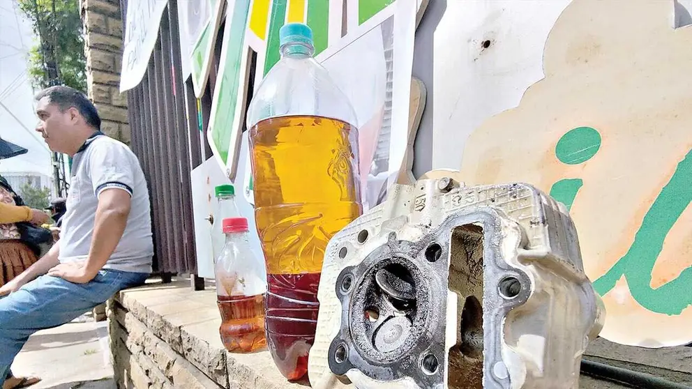 Dueños de vehículos, tras una protesta, muestran una pieza dañada y gasolina de “mala calidad”. / Foto: Dico Solís