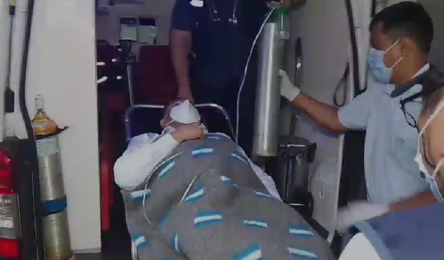 El alcalde Jhonny Fernández es ingresado a una clínica de Santa Cruz. / Foto: Sitel.