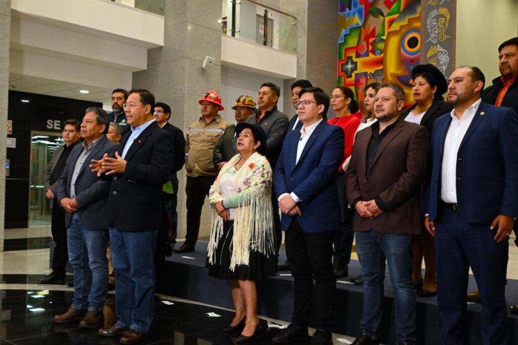 El expresidente Luis Arce y sus colaboradores en el último mensaje de su gestión. / Foto: Luis Arce.
