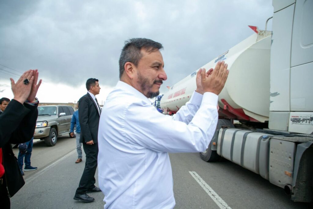 El ministro Medinaceli recibe a las cisternas que ingresaban al país en noviembre. /Foto: MHE