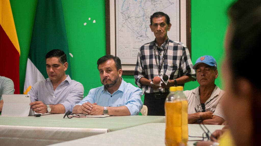 El ministro de Desarrollo Productivo, Rural y Agua, Oscar Mario Justiniano, y su colega de Hidrocarburos y Energías, Mauricio Medinaceli. / Foto: MDPRYA