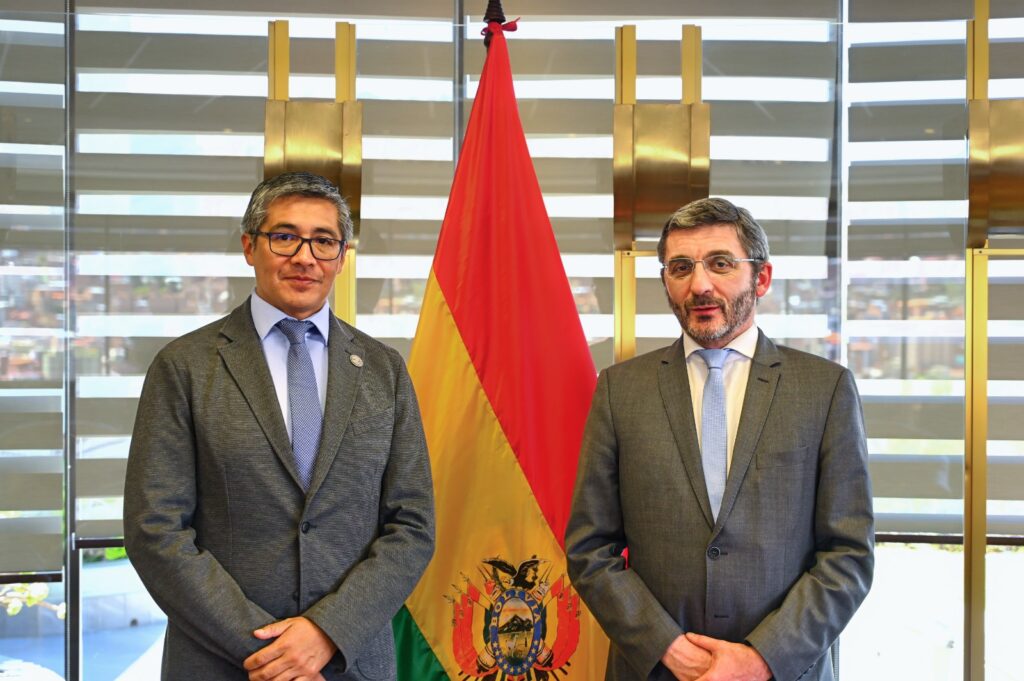 El ministro de Economía y Finanzas Públicas sostuvo una reunión con el embajador de Francia en Bolivia, Olivier Fontan. / Foto: JGE.