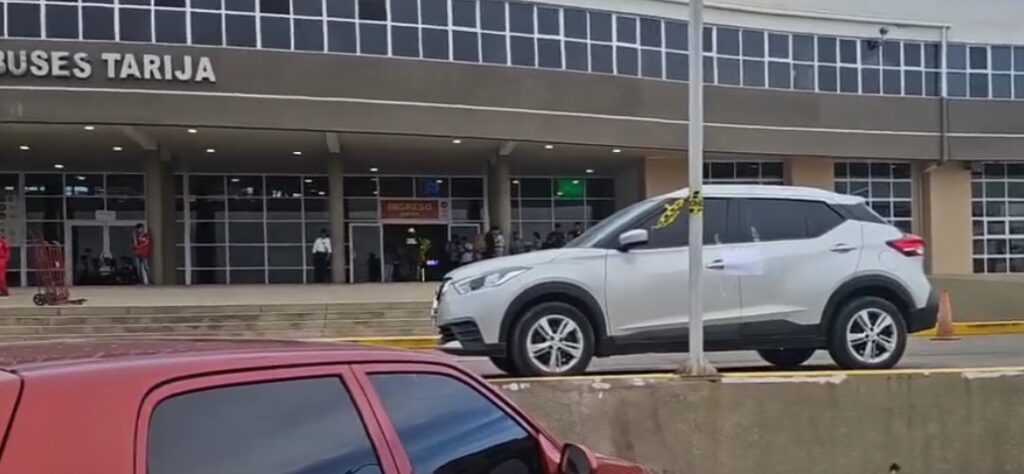 El vehículo donde fue encontrado el cadáver de una mujer. / Foto: ABI - captura video