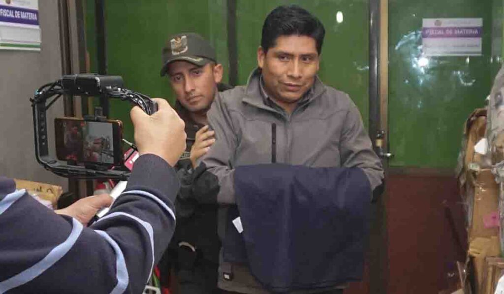 Franklin Flores, el martes cuando era llevado a la FELCC. / Foto: APG