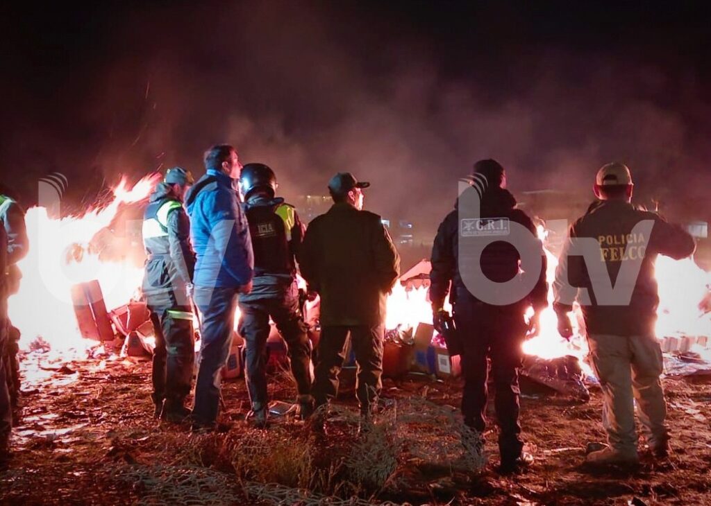 La Policía quema parte de los billetes que quedó en la zona del siniestro. Foto BTV.