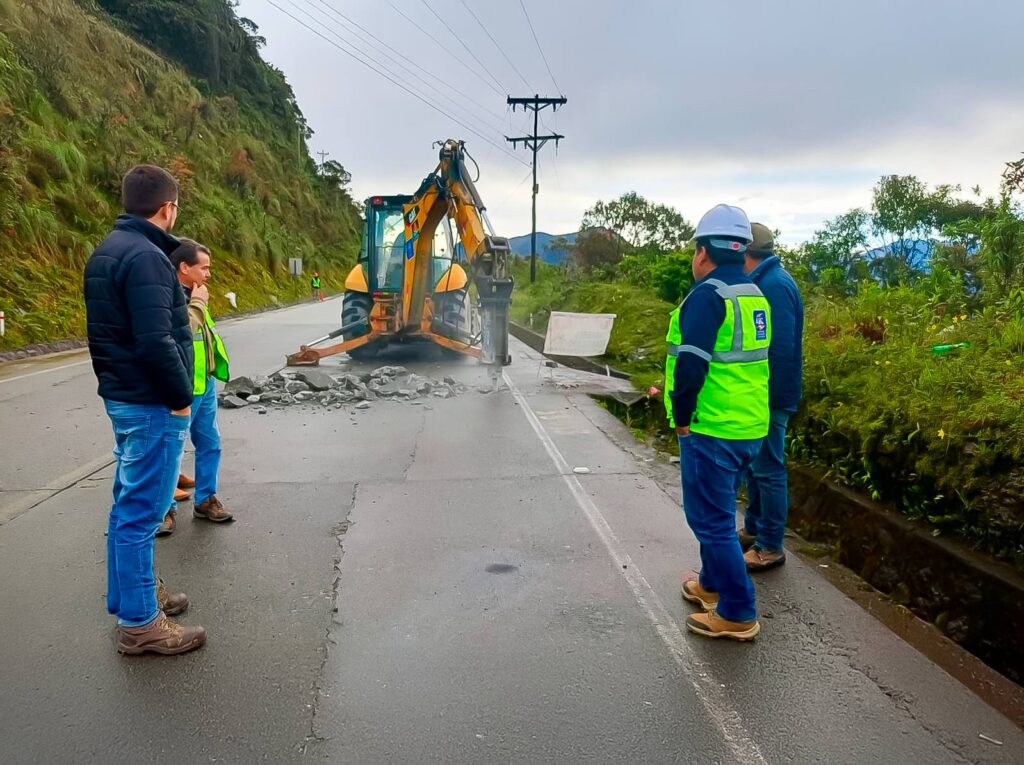 La inspección de una carretera en La Paz. / Foto: ABC.