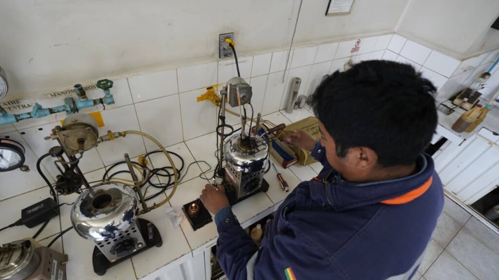 La verificación de la calidad de combustibles a cargo de YPFB. / Foto: YPFB.