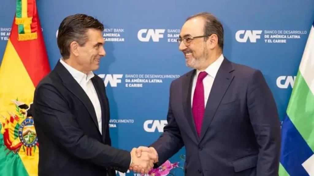 El presidente Rodrigo Paz y el representante de la CAF, Sergio Díaz-Granados. / Foto: CAF