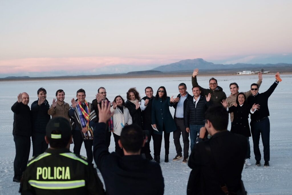 La comitiva del Gobierno y la CAF en su visita al salar de Uyuni. / Foto: DirCom